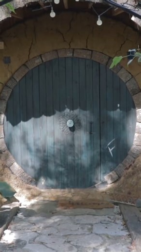 This Cob House on Instagram: "🟢 FREE Cob Building Basics Course - Join free at: https://www.skool.com/cobhouse/about 🟢 Join a hands-on cob workshop: www.thiscobhouse.com/cob-workshops/ 🟢 Download my Cob Building Video Masterclass: www.thiscobhouse.com/online-cob-house-workshop/ A $200K house costs you $478K after interest. The bank keeps $278K. Or build it yourself for $60K using clay, straw, and sand. Year 1: Mixing mud, living in a camper. Year 3: Living in a paid-off house. No payment. No 