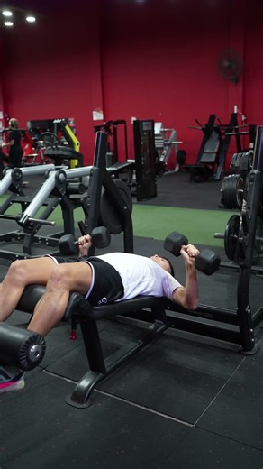 Press de banca declinado con mancuernas.