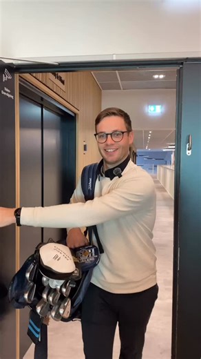 1.5K views · 49 reactions | Old Course er LIVE i TrackMan! Med mere end 20 års erfaring i golf og et HCP på 0,1 har Tobias fra HimmerLand Golfklub taget første sving i simulatoren og testet Old Course, som netop er blevet tilgængelig i TrackMan. Hør hans første reaktion på banen i videoen her. Har du – ligesom Tobias – også lyst til at holde golfformen ved lige uden for sæsonen? Book din tid i vores simulator på vores hjemmeside - Link i bio. | HimmerLand | Facebook