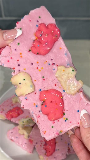 viral frosted cookie yogurt bark recipe 🩷🧊 #recipe #dessert #cookies #yogurt #shorts #easydessert