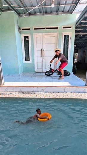 Abad Adilah invited Rusdan to ride a bike❗️Oh, Rusdan's father is swimming