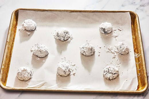 Cookie Sheet Vs. Baking Pan: What's The Difference?