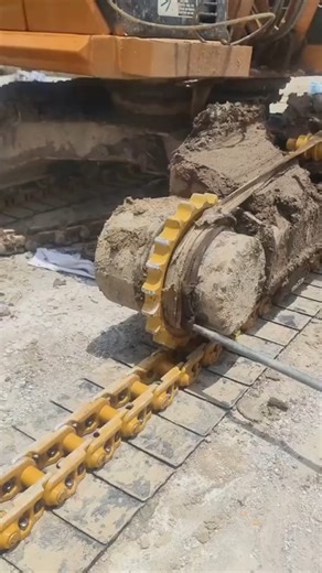 822K views · 2.8K reactions | Smart hands realign heavy chain #ExcavatorFix #SmartRepair #HeavyMachineWork | YNP Media | Facebook