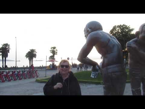 The Giant Laughing Statues in Downtown Vancouver!