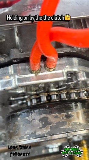 Lbs. on Instagram: "Ya ever blew out all 6 sidecover bolts? Look at the shavings on engine plate. #longbeachsprocket"