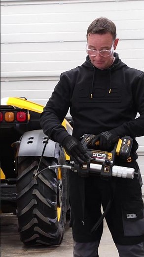 Demonstrating the JCB Professional Cordless Grease Gun For Agricultural & Engineering #shorts