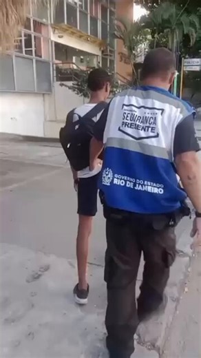 Uma vez uma ex amiga dentro da Americanas queria que eu roubasse com ela umas barras de chocolate que eram caríssimas. Obviamente eu não fiz isso. Sou preto, sou observado pelas câmeras e seguranças desde que piso dentro da loja. Ela roubou e na maior facilidade, ninguém falou absolutamente nada. Branca, loira… foi fácil! Esses mlqs novos tem que aprender que eles não são iguais ao playboy que faz merda. Playboy estupra, maltrata cachorro, atropela, não acontece absolutamente nada. O papai chama