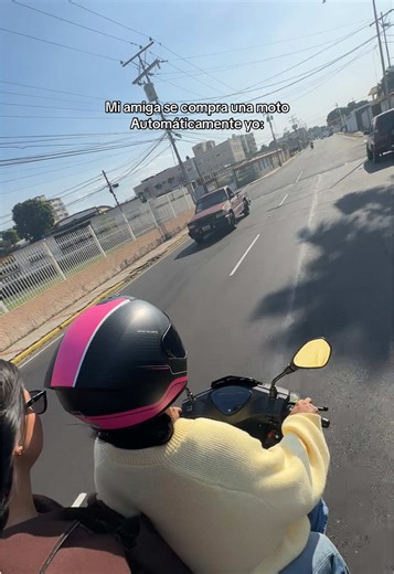 Amistad sobre ruedas: Jessica y Catalina en moto