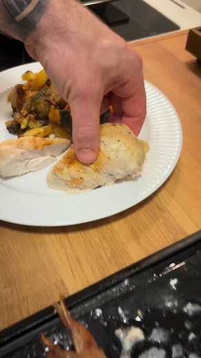 Saftig ovnkylling med grøntsager Grøntsagsbund 1. Smør et ovnfast fad let med olie. 2. Kom følgende i fadet: • Kartoffelbåde • Gulerødder i skiver • Løg i både • Aubergine i grove stykker • 4 forårsløg, semihakket • En pakke champignoner i kvarte 3. Dryp godt med olie. 4. Krydr generøst med: • Salt og peber • Allround-krydderi • Paprika • Timian • En smule oregano 5. Vend det hele sammen og sæt fadet nederst i ovnen. ⸻ Kyllingen – ekstra saftig 1. Gnid kyllingen godt med salt og peber. 2. Skær 1