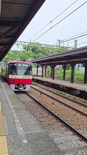 京急線 上り 2100形 泉岳寺行 快特 京急田浦駅 #京急線 #京浜急行 #2100形 #泉岳寺行 #快特 #京急田浦駅 #上り #けいきゅんステッカー