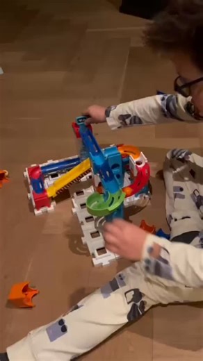 Speelotheek Olleke Bolleke Kesteren on Instagram: "Op het filmpje zie je hoe een jongen vol concentratie de baan aanpast en uitprobeert. Hij test welke route de knikker het snelst maakt, verschuift onderdelen en kijkt nieuwsgierig hoe het effect verandert. Zo wordt spelen vanzelf ontdekken, en ontdekken wordt leren. Deze set is stevig, kleurrijk en aantrekkelijk voor jonge bouwers. Het spel kan alleen gespeeld worden, maar ook samen Ideaal om elkaar te helpen, af te wisselen en te overleggen. Le