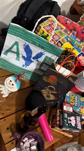 Juan Carlos Chamorro on Instagram: "Tutorial rápido para jugar amigo secreto robado y generar caos 🎁😌 1️⃣ Define el regalo (unisex + presupuesto claro) 2️⃣ Reparte números y acepta tu destino 3️⃣ Abre un regalo o roba uno a tus amigos 4️⃣ Máximo 3 robos por regalo 5️⃣ Disfruta el drama (incluido en el juego) Tip experto: caer de los últimos es meta 🧠✨ Guárdalo para tu próxima reunión 👀👇 #navidad #amigosecreto"