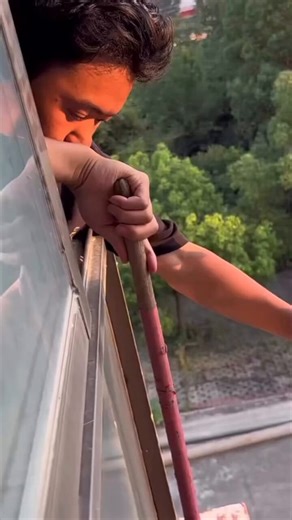 Wired eyes phones pettukoni train lo travaling Manchiga sleep esa,mobile slip ayyi window outside padindhi running train loEar phones inka ears lo ne plug ayyi vunnai, padina 5 10 mins ki nidra nundi lechi choose sariki Mobile window baita veladu thundhi na earphones plug ayyi