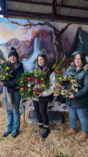 ✨Wow, wow, wow! Our first wreath-making event was an incredible success! Even though the day was cold, grey, and rainy, we stayed snug under the barn roof, kept warm with hot drinks, tasty food, and the best company. 🌿 Each wreath was unique and absolutely beautiful—well done, everyone, you truly smashed it! The woollies loved all the attention and treats 🐑. 💐 A huge thank you to Amanda and Jo for sharing their creativity and guidance with our visitors 🫶🏼. And of course, heartfelt thanks to