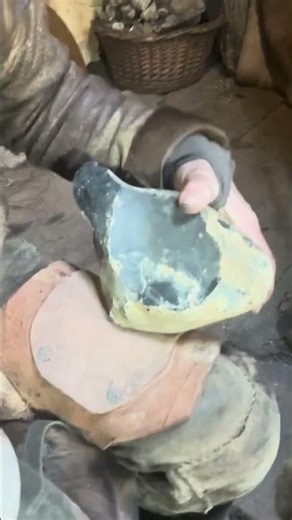 Opening a rounded flint nodule using a quartzite hammerstone