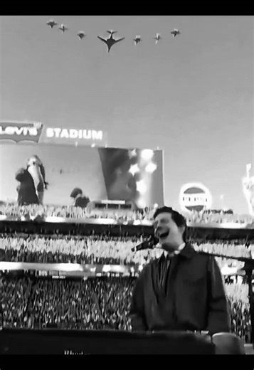 Such an incredible shot 🇺🇸 #football #superbowl #nationalanthem #charlieputh #flyover