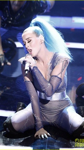 Spice'Ney Spears on Instagram: "During Katy Perry’s “Part of Me” performance at the 2012 Echo Awards, she tried to get the audience to join in on the chorus. She lifted the mic for that classic crowd-sing moment… and the arena went completely silent. No big sing-along, just an unexpected, awkward pause. Instead of letting it throw her off, Katy instantly pulled the moment back. With a quick breath and a confident smile, she powered through the chorus and turned the silence into a standout live m