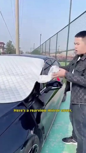 Frikoppla skrapan – vinn morgonen! 🚀 På tre sekunder är rutan klar, medan grannen fortfarande bankar is. Vintertid håller den tjocka filten borta snö och isskorpa – sommartid vänder du bara och får ett solskydd som håller kupén sval och instrumentbrädan som ny. Dubbla väder – ett skydd ✅ Rent glas, inga frusna fingrar 🥶 Isolerar mot kyla, tjockare än standard 🛡 Magneter utan repor – sitter som gjutet ☀️ Vändbar – reflekterar värme och UV på sommaren 💪 Ligger kvar i storm och snöyra Ett köp, 