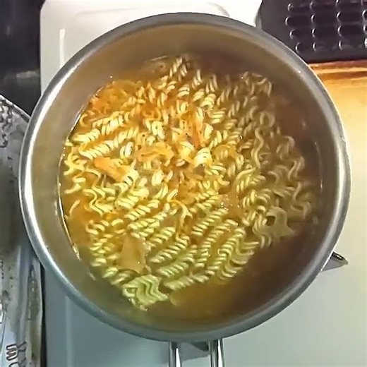 豚キムチ味ラーメンを茹でるだけの動画 #shorts #料理 #麺