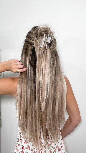 Kaitlyn Curnow on Instagram: "Easy Half Up Claw Clip Hair 﫶 you know I love a quick and simple hairstyle and this half up hair is perfect for summer weekends! Save this for later when you’re in need of a little hair inspo 懶 #hairtutorial #hairstyle #hairideas #hairinspo #hairinspiration #hairinstagram #halfup #halfuphalfdown #halfuphalfdownhairstyle #clawclip #clawcliphairstyle #summerhair #easyhairstyles #easyhairstyle"