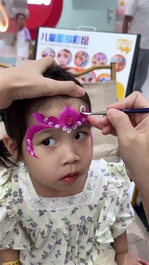 A 20-year-old girl sets up a stall to paint children’s faces! very popular!#facepainting