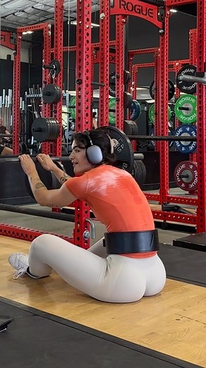 Kelly Matthews on Instagram: "RDL 101 for the cheeks! I cue EVERY exercise in my program just like this, so click the 🔗 in my bio to try it out. We are running a *glute focused series* right now, so it’s the perfect time to get in there 😉 As always, fit is @oneractive (new Effortless leggings in Sand that just dropped today!!) Support 🔗 to shop is in my bio as well 🫶🏼 #rdl #rdlform #trainingtips #gymmotivation #bodybuilding"