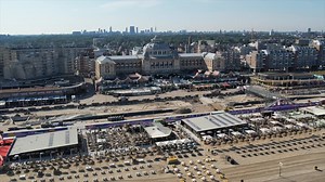 Scheveningen krijgt een nieuwe boulevard! Na een jaar renovatie zijn de eerste resultaten duidelijk zichtbaar. De boulevard is nu aanzienlijk breder en de hellingbanen richting het Kurhaus beginnen vorm te krijgen. Bovendien kun je al over een deel van het nieuwe natuursteen wandelen. De komende 2 weken ligt het werk even stil. De omgeving van het bouwterrein is sfeervol verlicht. ✨💫 Vanaf 6 januari begint de aannemer weer. Meer informatie over de verbouwing, fasering en winterprogrammering op 