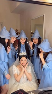 一向最寵愛新娘的我，一聽到新娘說婚禮主題是她最愛的哈利波特，用心籌備數月，正在煩惱賓客們是否會參與dress code… 我當然就開始秘密策劃這個變裝驚喜給我的寶貝新娘啦😍 而且還連帶一起幫我的造型師們也準備變裝服裝！ 思考非常久要扮演哈利波特裡面什麼角色，還必須是最能代表我團隊特色的人物🪄 最後選中在「三巫鬥法大賽」出現的波巴洞魔法學校女巫群！ 看到Peggy的反應我想應該是大成功吧🥰❤️❤️❤️ #變裝 #dresscode #harrypotter #花兒戴樂古 #主題婚禮 #wedding #哈利波特 #驚喜 #surprise #新娘 #新秘 #神仙教母 #bride #themewedding #fleurdelacour | Elena C. Makeup & Hair Artist