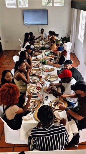 Together with BetterShared @creativelunchclub e we brought a few visual artists together for Breaking Bread Lunch - an intimate lunch where photographers, illustrators, and designers got real about the business of print. No fluff, no gatekeeping. Just honest conversations about pricing, international distribution, quality control, and how to actually scale print sales. The kind of knowledge exchange that doesn’t happen in DMs or comment sections. This is what community looks like when creatives 