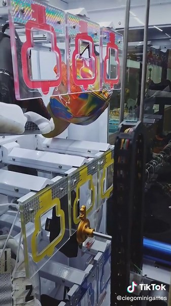 Jugando en la máquina Key Master de tenis