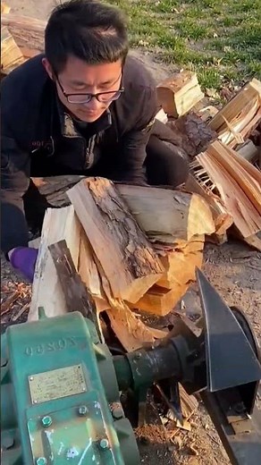 Træ knuses i en kraftig maskine 🌲⚙️ #Maskinarbejde #Træbearbejdning #industri