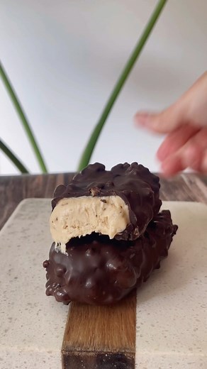 Healthy Magnum Bars (No Added Sugar) 🍫 Hook: Creamy banana–peanut butter ice cream bars, dipped in 70–90% dark chocolate with crunchy nuts. SAVE this recipe! Ingredients (makes 4–6 bars): • 2 ripe bananas (≈240 g, peeled) • 2 Tbsp natural peanut butter (≈30 g) • 1–2 Tbsp honey (15–30 g, to taste) • 100 g cream cheese or ½ cup Greek yogurt • ¼ cup milk (60 ml) — dairy or plant-based • Pinch of salt ½ tsp vanilla (optional) Chocolate coating: • 200 g 70–90% dark chocolate (sugar-free if you prefe