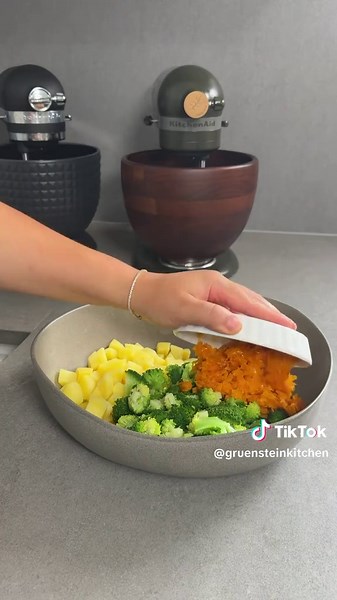 Cremiger Kartoffel-Brokkoli-Salat 👇🏻Zutaten (ca. 5–6 Portionen) 2–3 mittelgroße Kartoffeln 1 Brokkoli (ca. 300–400 g, nur die Röschen) 2 Karotten 1 rote Spitzpaprika 1 Glas/Dose Mais (ca. 230 g Abtropfgewicht) Optional 1 Zwiebel und 1 Knoblauchzehe Etwas Olivenöl zum Anbraten 📍Geröstete Kichererbsen: 220 g Kichererbsen aus dem Glas oder vorgekocht (Abtropfgewicht) Etwas Olivenöl 1-1 ½ TL Paprikapulver edelsüß Salz und Pfeffer 📍Für die Soße: 400 g griechischer Sahnejoghurt 2 EL Mayonnaise 1 T