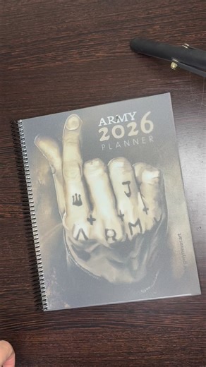 Gwynevar Art on Instagram: "💜 Cómo imprimir tu Agenda BTS 2026 💜 Parte 1 Link en mi perfil: Entra a mi página y pulsa en “Agenda”. Descarga los 3 archivos: Directo desde Drive. Guía de impresión: 📄 Agenda 2026: Blanco y negro (Papel normal). ✨ Portadas: Color (En cartulina). 📅 Calendario: Color (En cartulina). ⚠️ IMPORTANTE: Este es un regalo hecho con mucho cariño. No está permitida su venta. Es exclusivamente para uso personal o para regalar a otra ARMY. ¡Disfrútala! 💜 ……. How to print yo