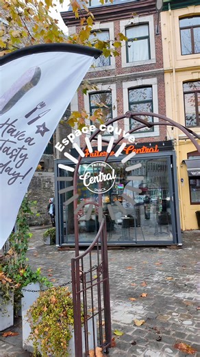 Un petit avant-goût de ce qui vous attend ! 👀 Pour vous accueillir même par temps froid, nous avons décidé d’installer une véranda devant la friterie. Elle n’est pas encore totalement terminée, mais elle sera bientôt prête pour vous accueillir au sec et au chaud, afin de déguster vos frites préférées dans les meilleures conditions 🍟🤩 On vous tient au courant de l’avancement… et on se voit très vite ! Au passage, nous sommes ouverts jusqu’à 21h 😉 | Friterie Central