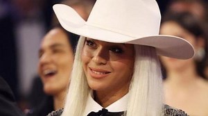 Beyoncé faces awkward moment with dancing fan in Japan