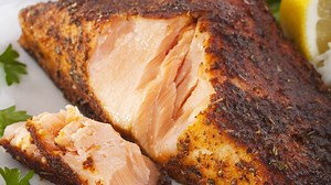 Omlósra sült, fűszeres lazac: zsiradék nélkül, air fryerben készül