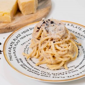 318K views · 5K reactions | Per la rubrica "Cucina Stellata", Nicolò ha cercato di nobilitare una ricetta semplice come quella della cacio e pepe. Per farlo si è affidato ad ingredienti di prima qualità come il Pepe della Tasmania di Ubena Italia , un buon pecorino romano e anche un buon Grana (si, a Nicolò piace così) e infine dei tonnarelli freschi. Non serve commentare, basta vedere il risultato per capire che questo piatto è qualcosa di magico! | Chef in Camicia | Facebook