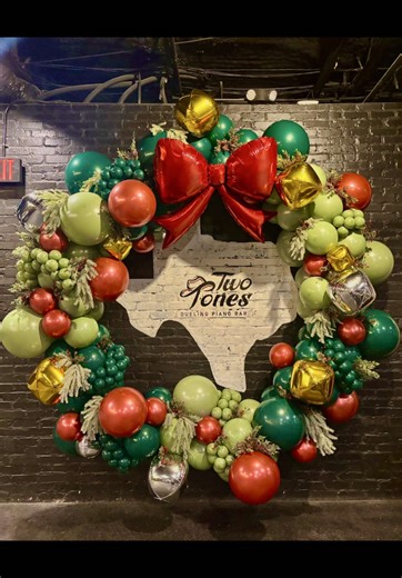 Still not over this one! 🎄 We couldn’t let the season end without showing off this massive wreath for @TwoTonesPianoBar. It was the perfect backdrop for a season of songs and celebrations! We’re already dreaming up designs for next year—is it too early to start a 2026 Christmas wishlist? 👇 #ballooninstallation #twotonespianobar #thewoodlandstxballoons
