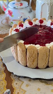 Torta Charlotte! Sem forno, super fácil de fazer Espero que gostem ❤️ 😍 😋 Eu amei Usei a forma 20/10 com fundo removível da @rafisa.formas Usei as frutas congeladas perfeitas da @frubellefrutascongeladas Usei o chocolate e chantily da @norcau E as cerejas da @cacaufoods | Tathi Fabulosa