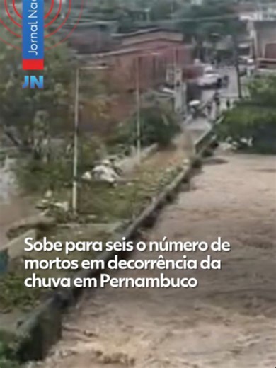 Sobe para seis o número de mortos em decorrência da chuva em Pernambuco. Alagamentos e deslizamentos também tiraram centenas de famílias de casa. Mais de 1600 pessoas estão em 29 abrigos temporários no Recife. O estado está em situação de emergência. A defesa civil nacional chegou a Pernambuco para ajudar com os trabalhos. Foram resgatados 525 moradores de áreas alagadas. A preocupação maior atualmente é com os deslizamentos de terras. Clique em 'leia o artigo' para ler a reportagem completa. #t