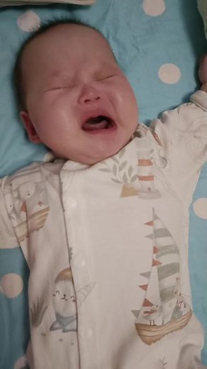 家人们谁懂啊，半夜起来喂奶，突然想拉屎憋不住了，孩子叼着奶不撒口，拿出来就使劲哭，这种情况怎么办？？？#宝宝花式哭 #穿尿不湿的不好惹