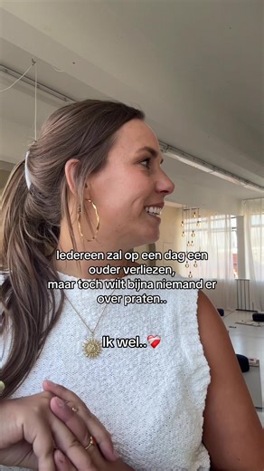 Praten over verlies van je ouder? ✋🏼 Echt zoveel mensen vinden het echt verschrikkelijk om over de dood te praten. Hoevaak ik in sociale settingen hoor: “zullen we het nu even over wat gezelligs hebben?” Ik snap het ergens wel… het confronteerd met veel dingen.. En nog moeilijker wordt het als het om je eigen ouder gaat. En als je je ouder al jong verloor? Dan had je misschien nog niet de woorden gevonden om die pijn te begrijpen. Ik wel. Ik verloor mijn vader toen ik nog maar 8 jaar was. Het g