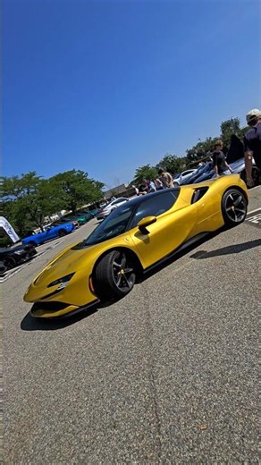 First time seeing a gold Ferrari SF90 🤔 it looks pretty awesome