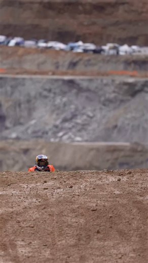 @danielsanders_11 on the throttle! 🔥 Full gas at @redbullerzbergrodeo. the Aussie knows only one speed! #endurolife #dirtbike #hardenduro #enduro #erzbergrodeo | Enduro Life Media