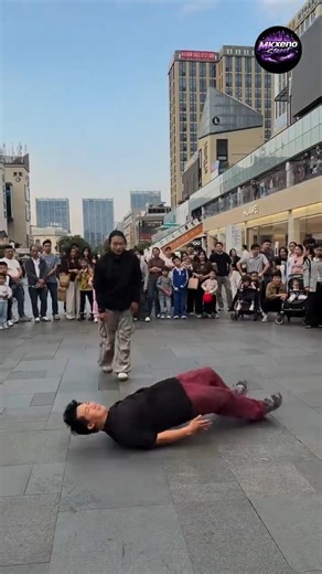 Street show in public amazing stunt 👌#street #strut #talent #shortvideos #intertainment