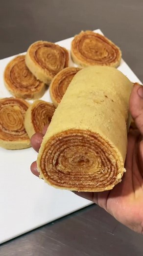 Patrick Santos on Instagram: "BOLO DE ROLO 🤤 O clássico de Pernambuco, sem segredos e com muito sabor! Hoje eu vou te ensinar a preparar o tradicional bolo de rolo aquele que derrete na boca e conquista todo mundo. Mais que uma receita, é uma verdadeira experiência gastronômica! 😮‍💨✨ Ingredientes: • 250 g de manteiga sem sal • 250 g de açúcar refinado • 250 g de ovos (aprox. 5 ovos grandes) • 250 g de farinha de trigo sem fermento • 400 g de goiabada • 100 ml de água 📦 Rendimento: 4 bandejas