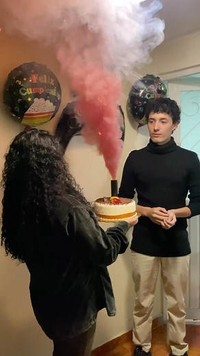 Pubity | The awkward clapping in the back 🤣 (🎥 @alexstargm via viralhog) | Instagram