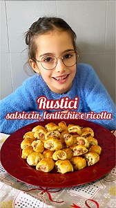 I rustici di pasta sfoglia con salsiccia, lenticchie e stracchino sono dei salatini facilissimi da realizzare perfetti per l’aperitivo di Capodanno! Ingredienti: 1 rotolo di pasta sfoglia rettangolare 230 g salsiccia sottile 150 g ricotta 100 g lenticchie cotte 1 tuorlo Apriamo il rotolo di pasta sfoglia e ci spalmiamo sopra la ricotta mescolata insieme alle lenticchie fredde cotto precedentemente. Dividiamo la sfoglia in tre parti e posizioniamo sopra ciascuna parte un pezzo di salsiccia. Arrot
