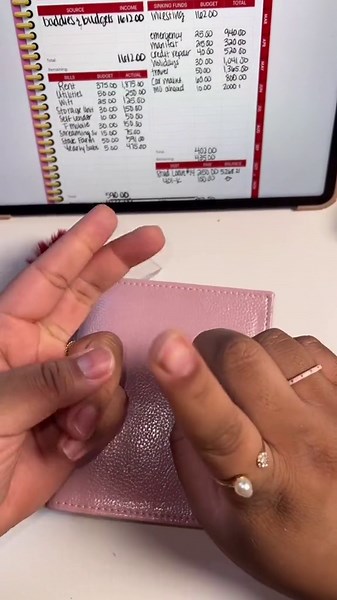 How I Use Cash Envelopes to Take Control of My Spending